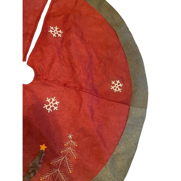Christmas Tree Skirt Whimsical Skiing Reindeer Green Backing Large 48" Across - Picture 4 of 7